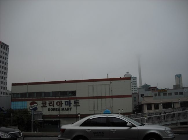 ターミナルの前にある<br />「コリアマート」