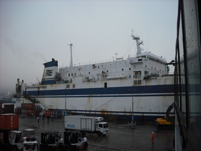 このちょいボロっちい船が<br />今日乗るフェリー「コジーアイランド号」<br />「釜山：19時出航→済州島：6時到着」<br /><br />実際到着したのは８時でした<br /><br />3等客室Ｂ（200人室）39,000ウォン<br />3等客室Ａ（38人室）43,000ウォン<br />2等客室（10人畳室）48,000ウォン<br />2等ベッドＢ（10人室）54,000ウォン<br /><br />あとは乗ることがないので省く・・・（笑）<br /><br />夏期期間は１割ほど高くなる<br /><br />