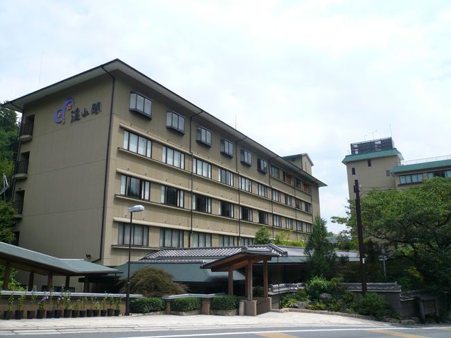 2009年の夏休みは京都で過ごすことになりました。<br /><br /><br />京都の亀岡市は緑が多く空気がキレイな所です。<br /><br /><br />両親の奢りで、京都の奥座敷、２年前にオープンした、湯の花温泉の「渓山閣」に温泉に浸かりに行きました。<br /><br />ロビーは広く、館内も清潔感があり、旅行で一泊泊まるのも良さげです。