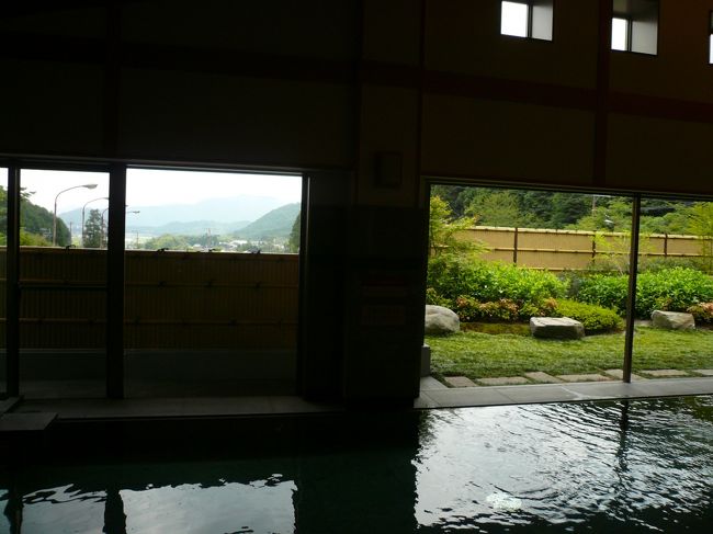 お風呂からはお庭と亀岡市内が眺められます。