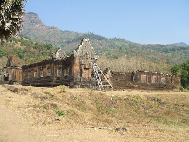 右側に北宮殿。<br />崩壊を防ぐ為、支えをしている。