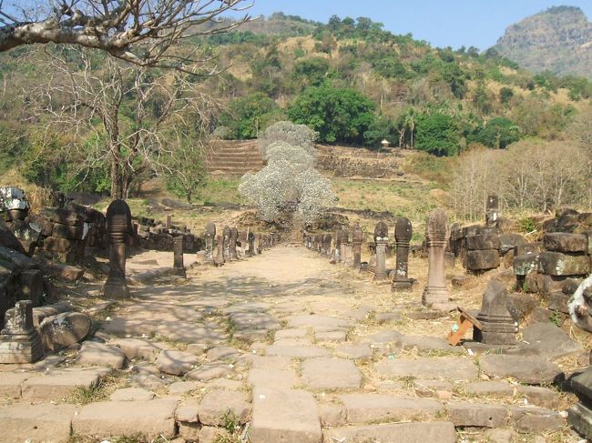 宮殿を過ると多数のリンガが並んでいる。<br />この向こうに十字テラスがある。