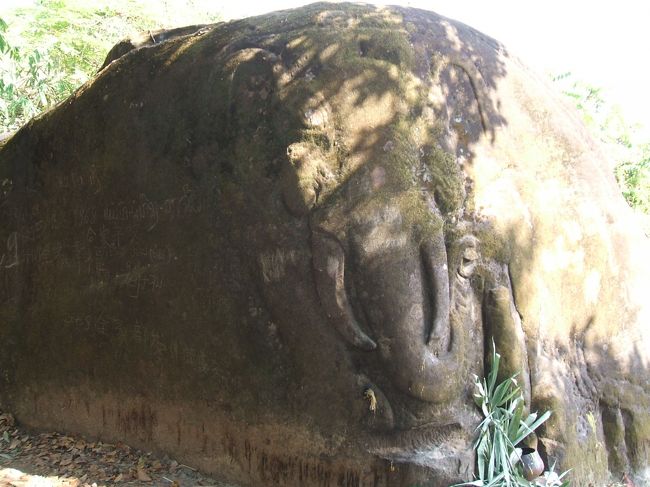 本殿の右側にはゾウ・ワニ・ヘビが刻まれた石がある。<br />ゾウの石は少し分かりにくい。<br />落書きが多いのが残念である、こういうことはやめてほしい。