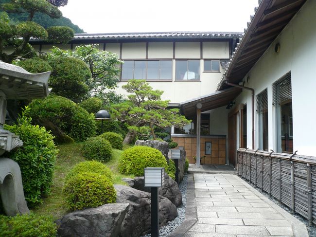 右手にテーブル席、正面に和室があります。和室を予約していました。