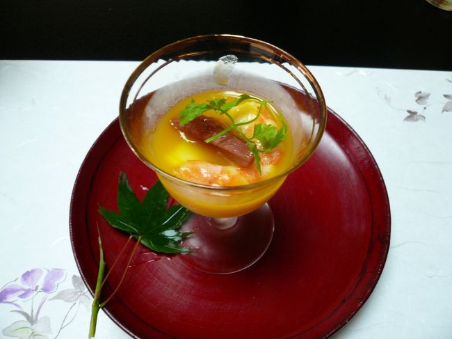 一、先付<br /><br />「京野菜海鮮　トロピカルソース」<br /><br /><br />マンゴーのソースでからめてありました。