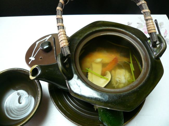 一、煮物椀替り<br /><br />早松茸どびん蒸し<br /><br /><br /><br />松茸の香りが最高でした。