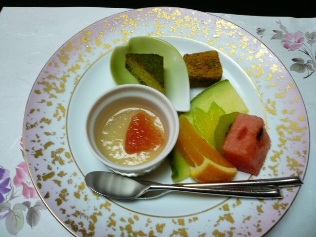 一、デザート<br /><br />グレープフルーツジュレー　<br /><br />他フレッシュフルーツ 