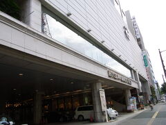 最終日の宿泊は
「高知新阪急ホテル」です
結婚式やら、会社の会合やら、
いろいろ行われていたみたい
街中なので歩きまわるのに便利だね