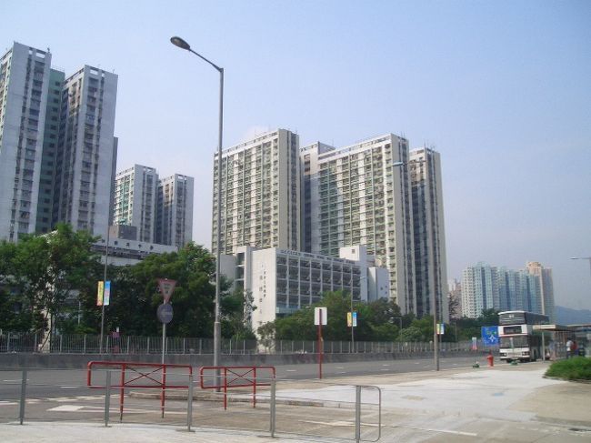 立ち並ぶマンション。<br />ほとんど人はいません・・・