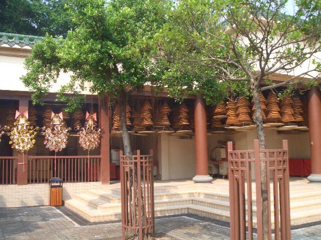 ぐるぐる巻きのお線香がたくさんぶら下がってました。