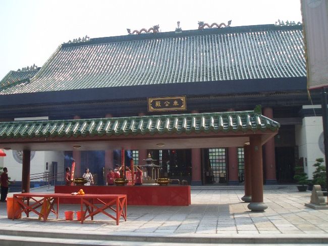 建物の中には仏像とあの風車がありましたが、撮影には許可が必要なようなので？写真は撮りませんでした。<br />ちゃんと３回右に回しました！