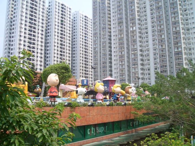 高層ビルとスヌーピー＆仲間達。