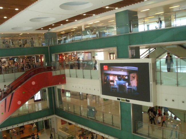 駅から直結のキレイなショッピングセンターでお昼を食べます。