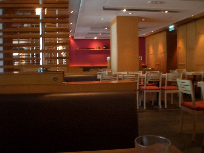 Simply Thaiというレストランに入りました。<br />少し時間が早かったので誰もいませんでした。