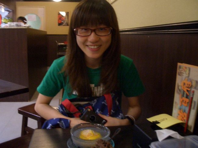 エイダさん、再び登場です！<br />スイーツを食べにやってきました！<br />なんでも台湾からやってきたスイーツということです。<br />エイダさんの注文したものはマンゴーとカエルの卵のようなもの（タピオカではなく中心に黒い点がある）が入っていました。<br />さて、私のは・・・