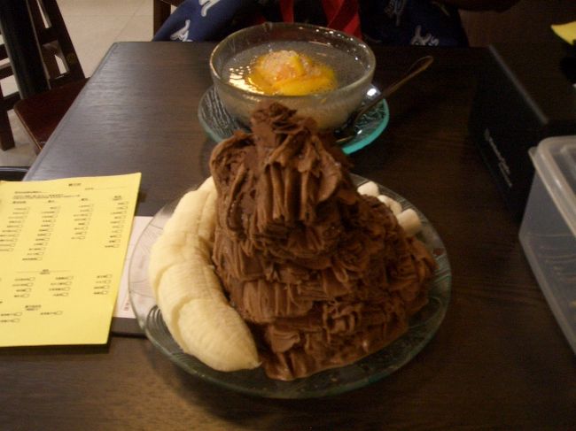 ジャ〜〜〜〜〜〜〜〜ン！！<br />山盛りのチョコレートです！！<br />チョコレートのアイスを薄くスライスしたような感じで初めての触感です！！<br />すぐ溶けてしまうので、早めに食べましょう。<br />他にミルク、緑茶、マンゴー、生姜など色々ありました。<br /><br />食事もスイーツもとってもおいしかったです！<br />このお店はこちらです。<br />http://www.openrice.com/restaurant/sr2.htm?shopid=32507