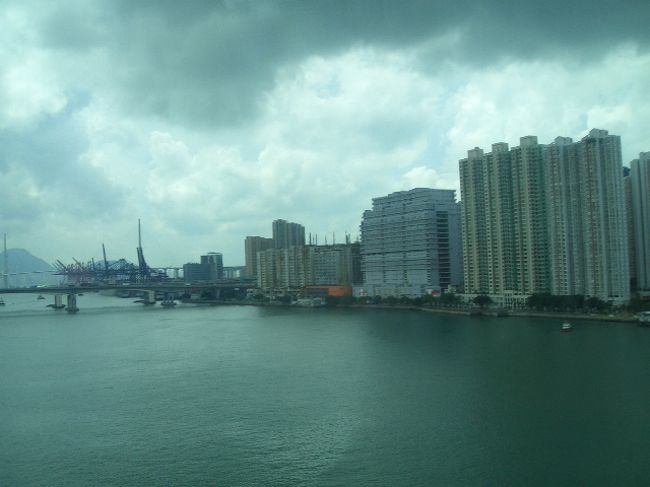 結構、趣きがあるでしょう！！<br />外は快晴ですが、窓越しだと暗い感じで、またこれも良しですね。