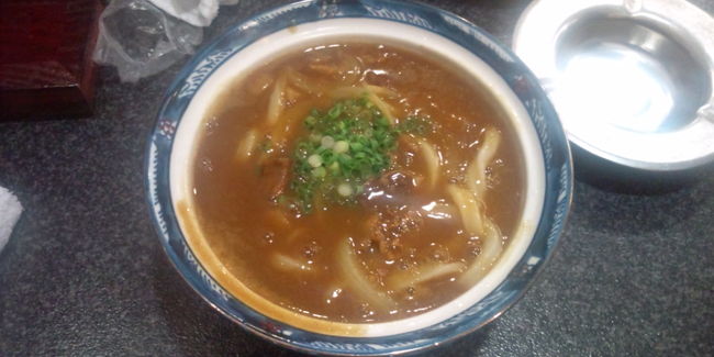 一通り見終わった後、高松市内へ戻り、一杯引っかけてから「鶴丸」のカレーうどんをいただきました。