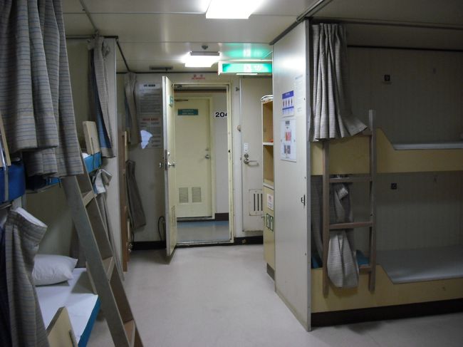 いよいよ乗船<br />列に並んでいると手招きされる<br />長い列を横目に前のゲートへ<br />パスポート・チケット・乗船申込用紙を差し出し<br />すんなり乗船<br /><br />「２等ベッドＢ：54,000ウォン」の部屋<br /><br />感想：すぐに寝るなら良いですが<br />「２等ベッドＢ」はお勧めしません<br /><br />理由：まっすぐ座れない高さで<br />中途半端な姿勢で座るか<br />寝た状態じゃないと過ごせない<br /><br />これなら自由に過ごせる↑３部屋の方がマシ<br />お金に余裕ある方は、もっと上のランクでど〜ぞ<br />