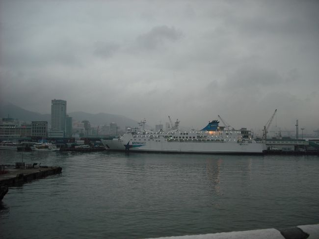 あっちが「釜山国際旅客ターミナル」<br /><br />出航を待つ「釜関フェリーの星希(ソンヒ)号」<br />