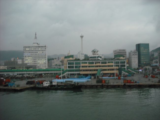 定刻を少し過ぎて出航<br /><br /><br />「釜山港沿岸旅客ターミナル」<br />後に見えるのが「釜山タワー」<br /><br />