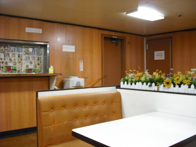 上記の理由で、部屋で飲めないので<br />場所を移し飲みなおし<br /><br />