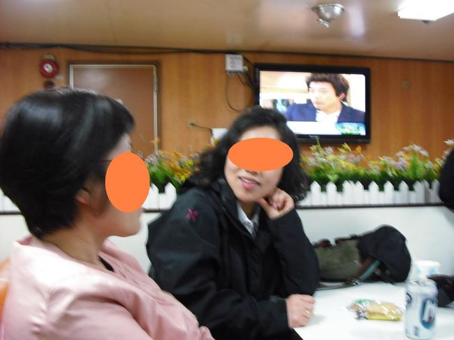 チェジュの山に登るグループと<br />飲みながら「日韓交流」<br /><br />ここは是非行ってごらん・・・とか<br />地図を広げて教えてくれる<br />