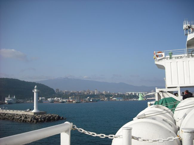 デッキに出ると・・わおぉ〜<br /><br />あれが「チェジュ」なんやね〜きれいやわ