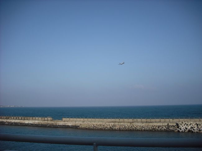 おっ、飛行機やん<br />←あっちが「チェジュ空港」なのね<br /><br />上陸間近の「済州島」<br />いつか行きたいなぁ〜くらいで<br />今回、ハッキリ行くと決めてなかった<br /><br />情報もほとんど無い<br />知り合いも居ない<br />不安だらけの一人旅<br /><br />ま、なんとかなるやろう<br />