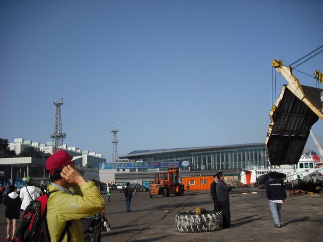 8時ちょい過ぎに下船<br /><br />ターミナルに直結ではなく<br />正面左を目指してゾロゾロ<br /><br />フェンスが張ってあるので<br />勝手に外には出られないよ<br /><br />右に見える赤い線のフェリーが<br />「済州島⇔木浦」の<br />「カーフェリー　レインボー号」<br /><br />