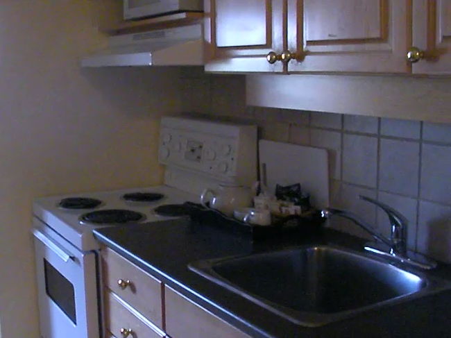 午前中コインランドリーで洗濯、乾燥<br />野菜不足が気になるのでスーパーへ買い物<br />娘と一緒に野菜たっぷりコンソメスープと野菜炒めを作りました<br />ステーキを焼いて、持参したカップ焼きそばを添えて<br />お昼ごはんに