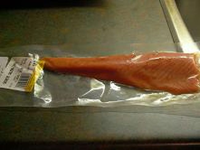 夕食はまたサーモンパックを買って寿司太郎<br />のりで手巻きにして食べる