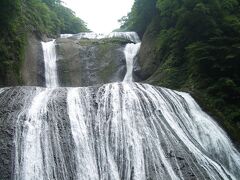 トンネルの中を歩いていくと、そこにあるのが袋田の滝。

ゆったりと流れる姿は、どちらかと言うと女性的です。

今まで３、４回来ているのですが、今回はやけに空いている気がしました。夏休み中の週末だというのに……。

高速が1000円だと、みんなもっと遠くに出かけちゃうのかな？