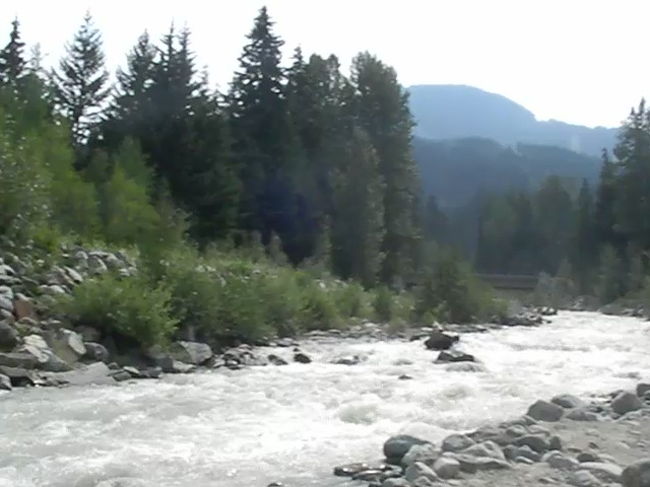 午後からビレッジ近くの川へ<br />水が冷たくて気持ちいい