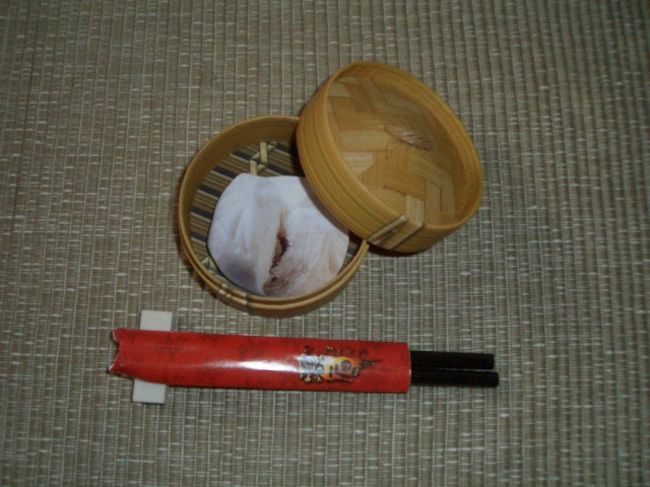 そして帰国後・・・<br />こちらはエイダさんにお土産としていただいた物です！<br />本物の飲茶みたいでしょ！？<br />せいろの中は肉まんの表紙のメモ帳で、お箸はえんぴつ、箸置きは消しゴムなんですよ！<br />ほんとに、エイダさんありがとうございました〜〜