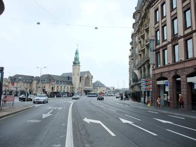 遠くに写っているのがルクセンブルク駅<br />交通量も少なく穏やかな感じ