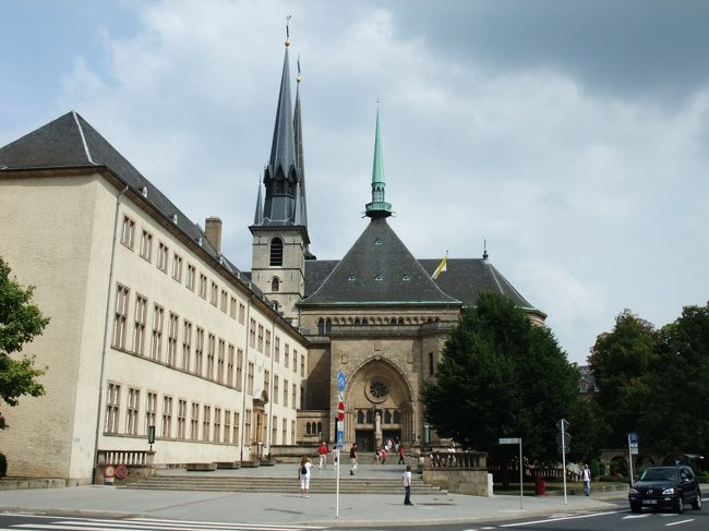 ノートルダム寺院（木陰から見えたやつ）