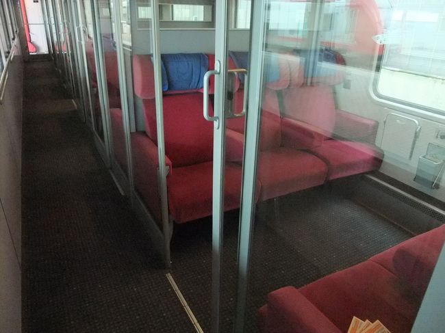 日本で予約しておいたドイツのＩＣＥのファーストクラス。<br />乗客が少ないため、終点のコブレンツまで６人用のコンパーメントを占領できた。