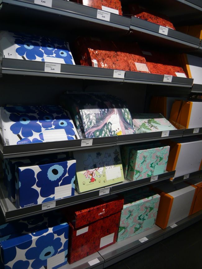 郵便局<br />ウニッコのほかにイヴァナヘルシンキも。<br />ボックスはたためるので、スーツケースで大丈夫。<br />ただしA4の紙でぎっちぎちのサイズ。