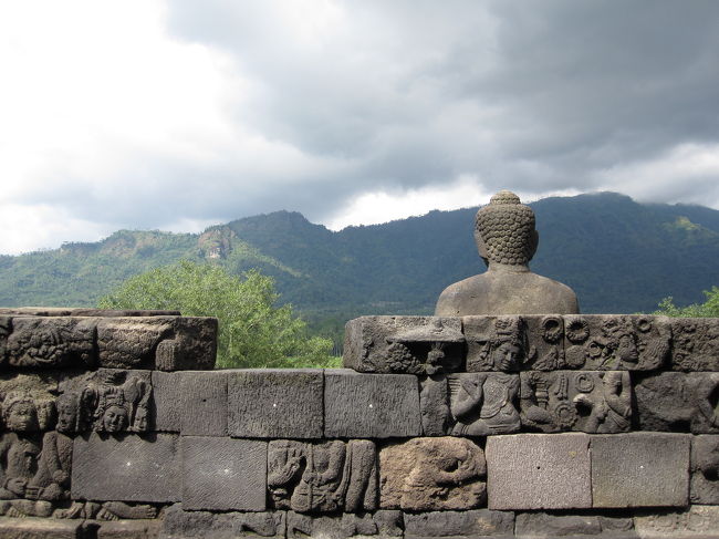 数か所に仏像が安置されています。なかには崩れているものもありますが、今でも姿が残っているものが多いく、レリーフもくっきり見て取れるのがすごいですね。