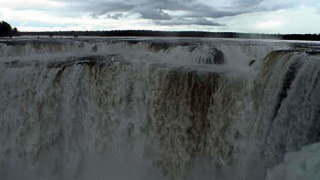 　途中から雨と雷が。避難場所も無く無防備な橋の上を落雷に会わないことを祈りながら、そっと駅まで帰っていきます。