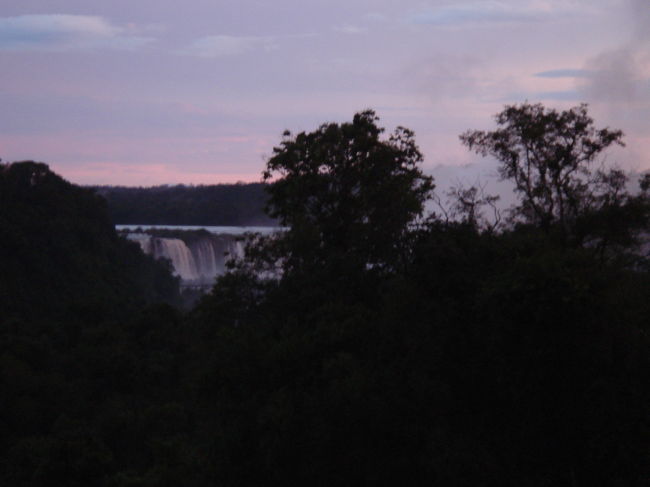 ホテルからイグアスの滝<br /><br />　宿泊したシェラトンホテルから滝が見えます。