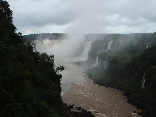 イグアスの滝（ブラジル側）<br />　<br />　対岸は、アルゼンチンです。<br />　滝は色々な場所から落ちてきていて、全体の幅は4Kmもあるそうです。