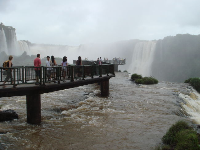 　マイナスイオンが莫大に降り注いでいます。<br />　それにしても、この橋はどうやって作ったのでしょうか。
