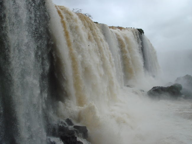 　「これでもか！！！」という水量<br /><br />　「イグアス」という名前の由来は、先住民の言葉で「大いなる水」です。納得。