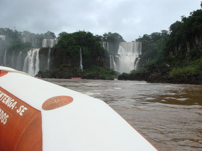 ボートでイグアスの滝へ<br /><br />　100US$というのはちょっと高い気がしますが・・・<br />　折角ですから行きましょう。