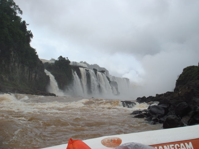 　川の流れもすごいですが、滝の圧力もすごいです。<br />　滝に突入する時には、とても写真は撮れません。<br />　一応レインコートを着ていたのですが、ズボンの中もビショビショ。<br />　途中によったお土産物屋で、みんな着替えていました。
