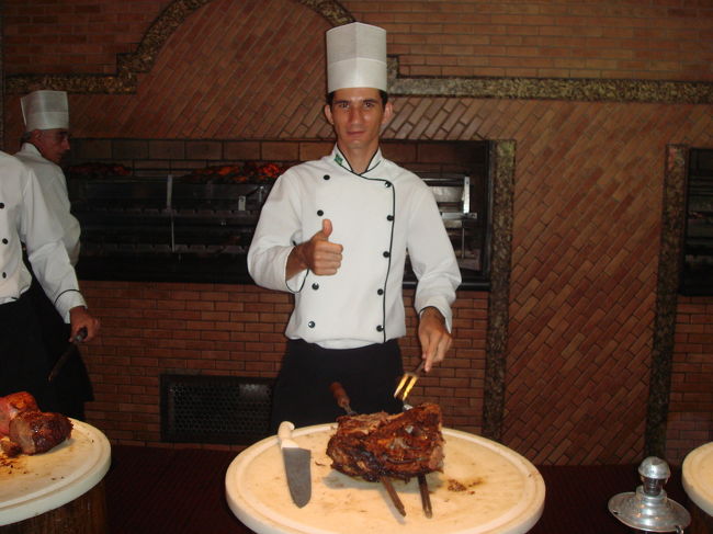 昼食をとったシュラスコ・レストランでの料理人さんです。