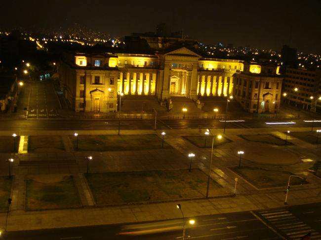 リマの最高裁判所<br /><br />　深夜に到着したリマのホテル（シェラトン）の前には、最高裁判所がありました。<br />