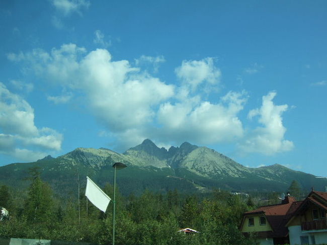 ザコパネのPKSバスターミナル前から、朝一番のスロバキアのポプラド行きバスに乗りました。<br /><br />前日にバスチケットを購入しようとPKSバスターミナルのチケットカウンターに行ってみたら、ここでは買えないとのこと…STRAMA社という民営バス会社が運行してるため、PKSでは取り扱ってないようでした。<br /><br />混んでる路線なのか？マイナー路線なのか？全く想像がつかなかったので、早めにバス停で待機することに。6：00発だったけど、5:30過ぎにはバス停に到着しました。一番乗り〜(^o^)v<br /><br />この努力が実ったのか？それとも無駄だったのか？…なんとバスが出発する頃にはバス停に長蛇の列！！ほぼ満席でした。<br /><br />ポプラドまでは20PLN。ムーランのお財布の中に残ったのは…5.78PLN。足りてよかった。<br /><br />満席に近い状態で出発したけれど、ムーラン以外のお客さんは、み〜んなタトランスカー・ロムニツァ(たぶん)で降りちゃって、最後は貸し切りバス状態でちょっと寂しいくらい。<br /><br />ポプラド・タトリ駅には予定より30分ほど早い7:30すぎに着きました。<br /><br />さ〜て、次は電車でスピシュ城を目指します！！<br /><br />【STRAMA社バス時刻表】<br />http://strama.eu/content/view/71/92/lang,pl/